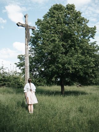 kdo jiný by se měl vyfotit u kříže, než naše Verunka. 😅tyto náměty už jsou prostě asi navždy její. musíme udělat nějaký...