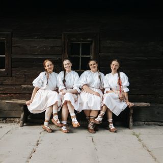 Rožnov je láska. pořád se tam vracíme, v každém ročním období má ten skanzen své kouzlo. a navíc se pořád rozrůstá!...