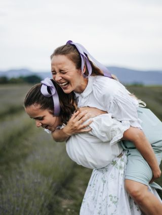 máme už tak nějak podvědomě nacvičené pózičky. pohled k rameni, plachý úsměv nohu předkročit. ale snažíme se z toho...