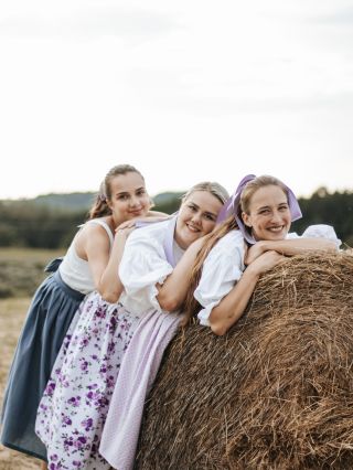 tohle jsme ještě fotily v horkém létě, je k neuvěření, že se nám to zase přehoupává do podzimu! taky vám ten čas tak letí?...