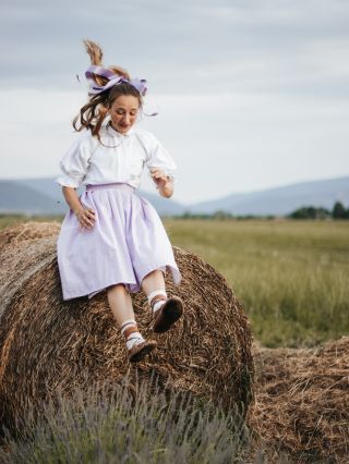 Barča a její majstrštyk. skok na balík. zachyceno, kolorováno. 😀 #kravyalevtipne #srandicky #tradice #folklor...