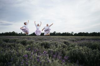 Poslední vzpomínky na hřejivé levandulové focení. Letos se s tím podzimem nějak nemůžeme smířit. 😅 Jste raději