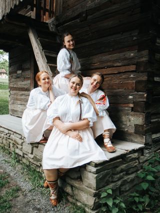 památeční fotka, kterou nám pořídila @devcica_z_beskyd 😅❤️ děkujeme! #tradice #folklor #kroje #valassko