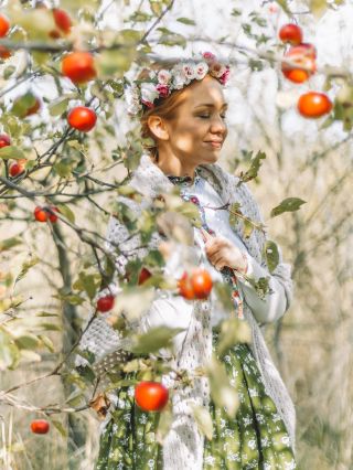 letos jsou ty jabloně všude nádherně obsypané jablky. a to je přesně příležitost pro nás. 😆 dlouho se Lucka nastavovala,...