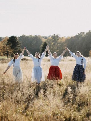 co k tomuhle dodat? 🥹 asi jen #girlpower. po celém odpoledni stráveném děláním skopičin vzniklo tohle. 🫶🏻 #jsemdevcevkroji...